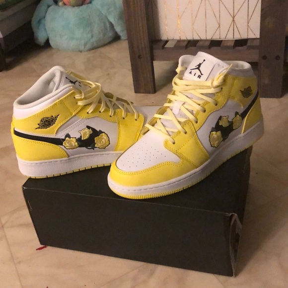 yellow rose 1s